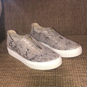 Hard to find Vaneli Yolant Slip-on Opal Rockefeller. Women’s 9. Super comfy!